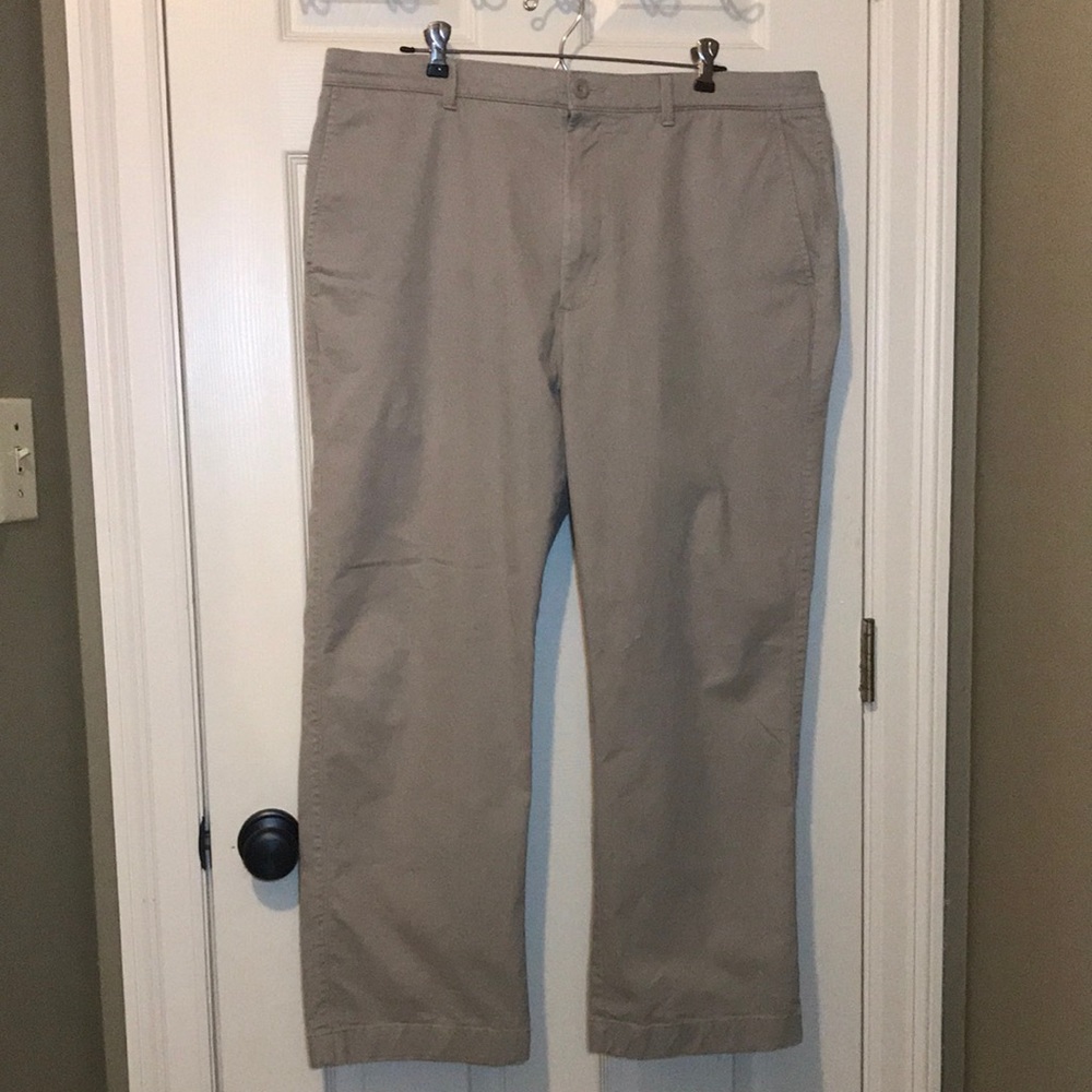 Men’s Roundtree & York khakis!
